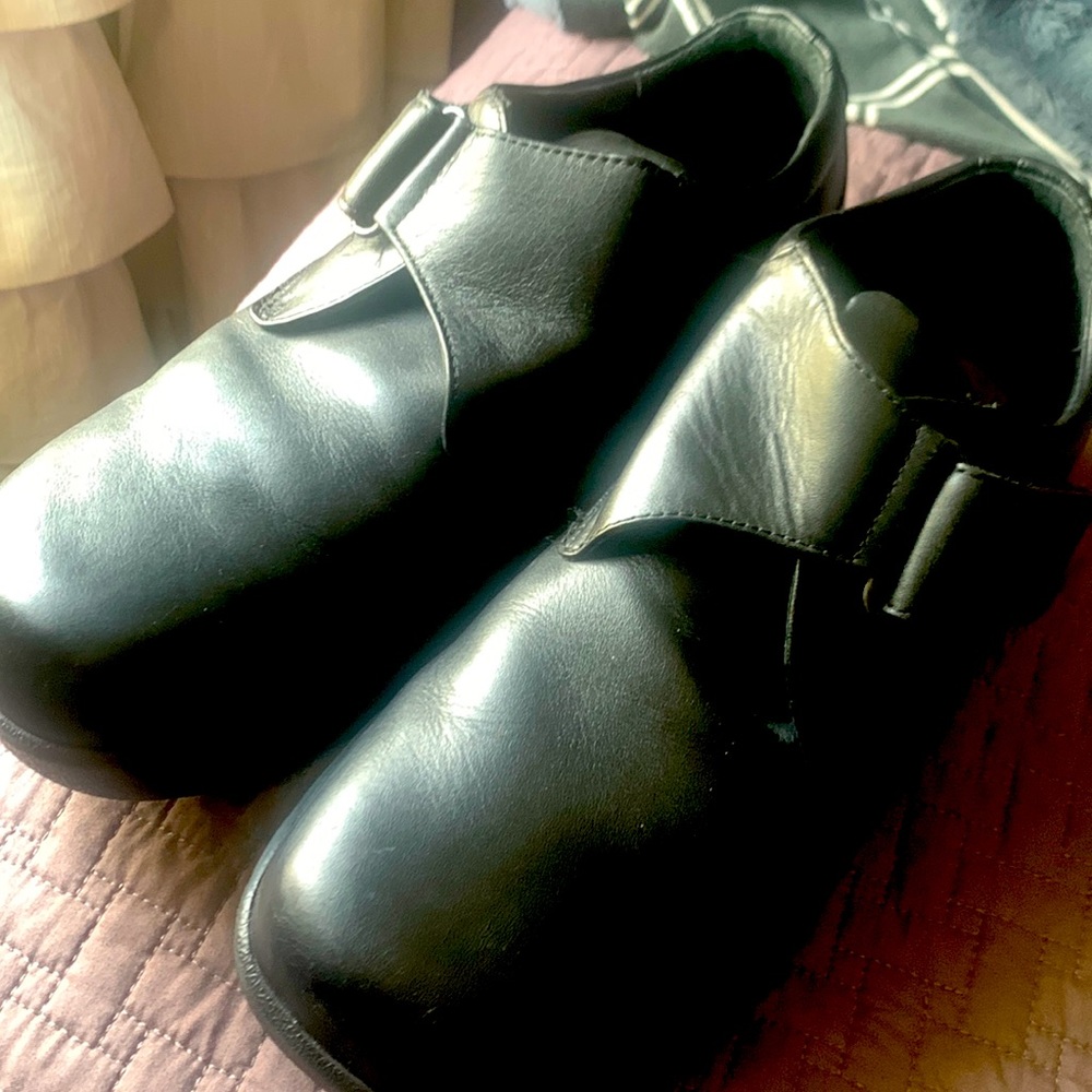 Men’s biomechanical single strap Velcro casual shoe